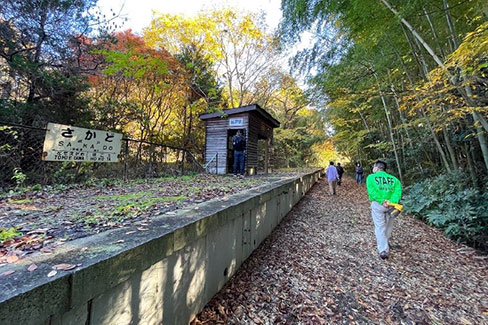 関東鉄道１００周年記念ツアーでは旧坂戸駅に当会所有の駅名板を特別展示（２０２２年１１月）